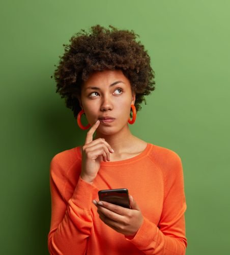 vrouw die zich afvraagt wat een woord in jargon betekent